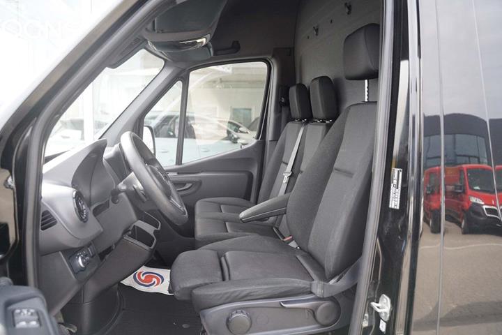 Sort Mercedes Sprinter 215 fra 2022 set indefra