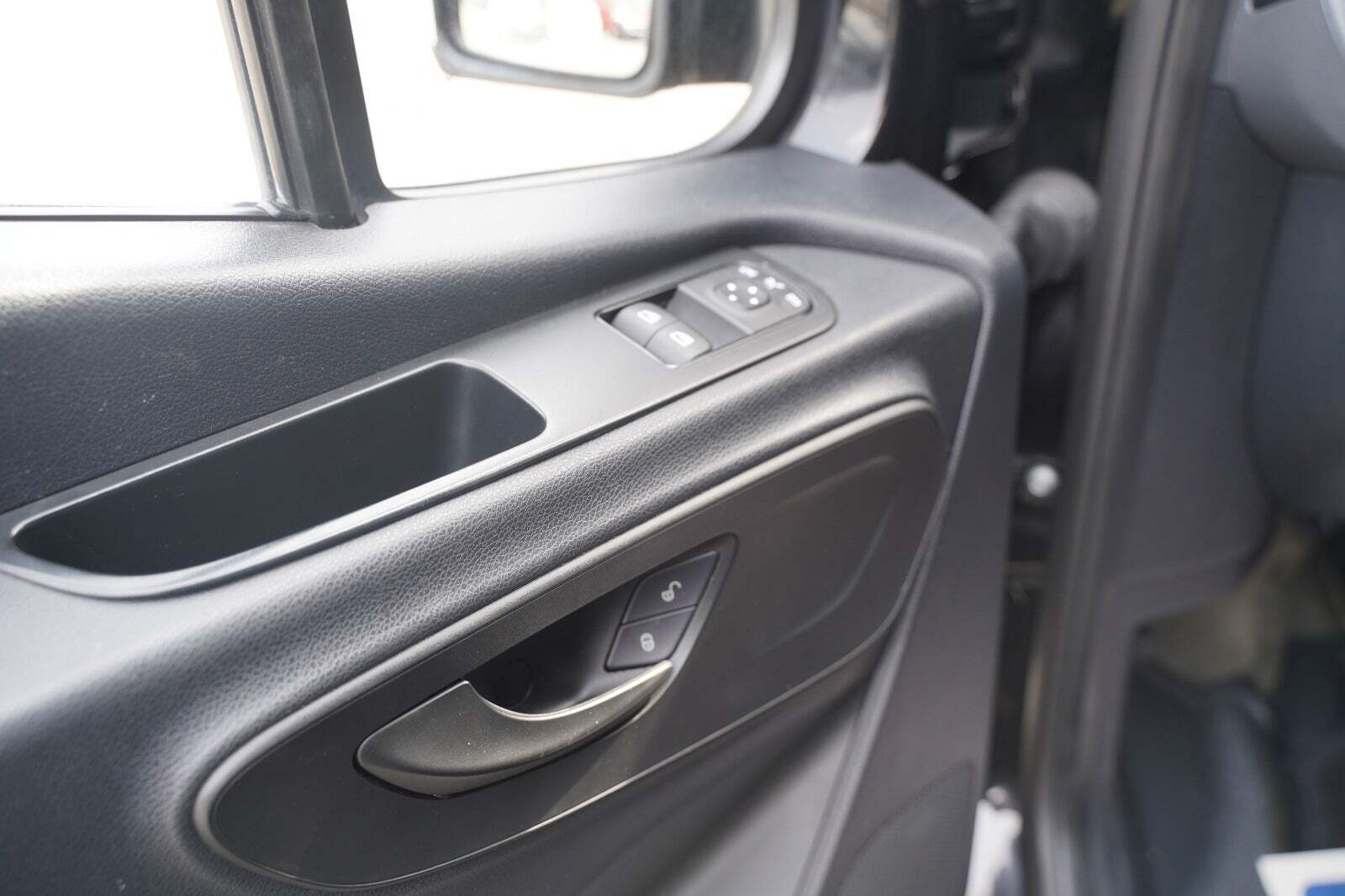 Sort Mercedes Sprinter 215 fra 2022