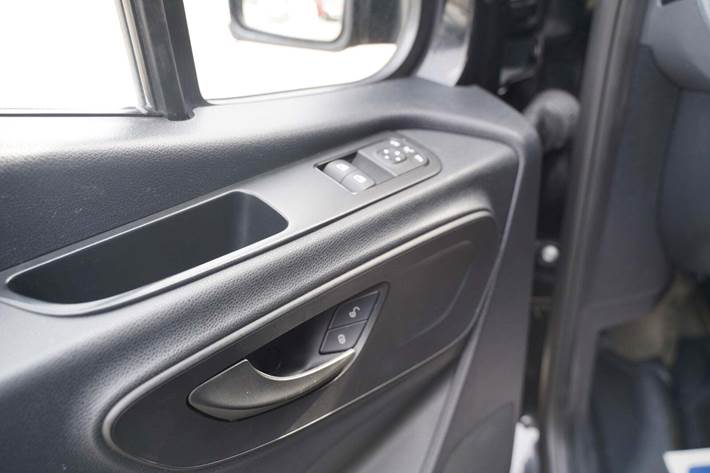 Sort Mercedes Sprinter 215 fra 2022