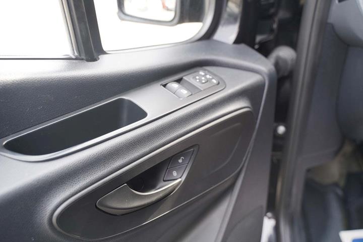 Sort Mercedes Sprinter 215 fra 2022