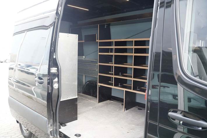 Sort Mercedes Sprinter 215 fra 2022