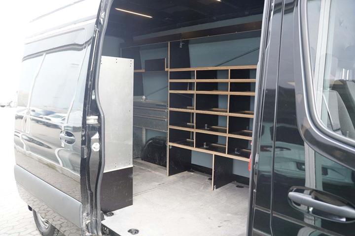 Sort Mercedes Sprinter 215 fra 2022