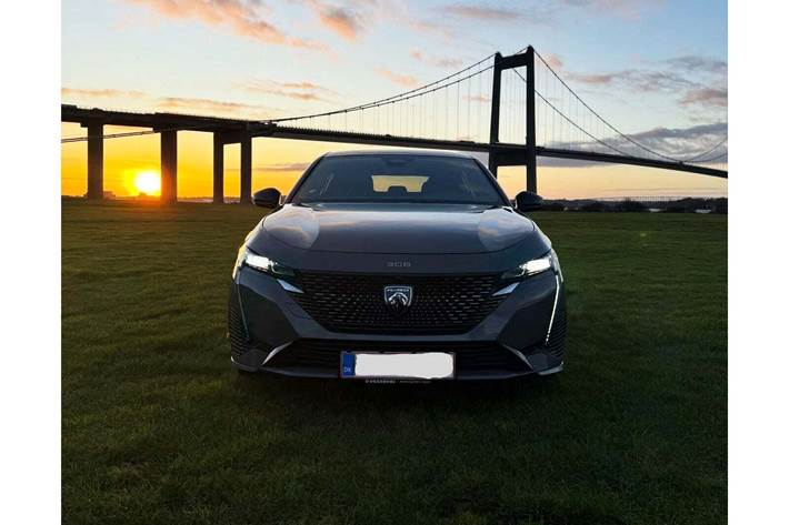 Grå Peugeot E-308 fra 2024