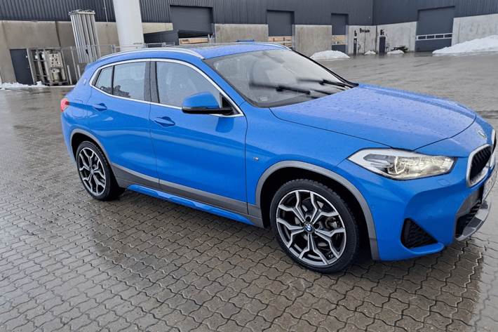 Blå BMW X2 fra 2021