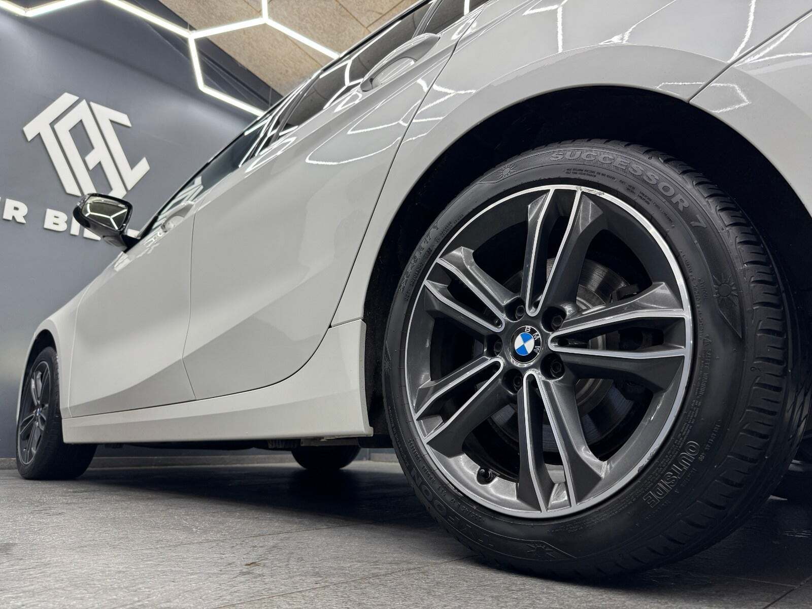 Hvid BMW 120d fra 2020