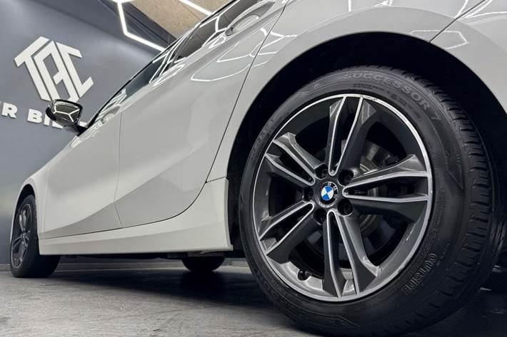 Hvid BMW 120d fra 2020