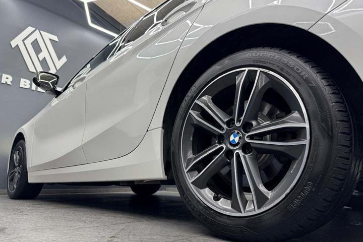 Hvid BMW 120d fra 2020