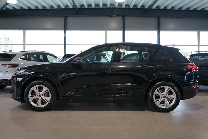 Sort Audi Q6 e-tron fra 2025