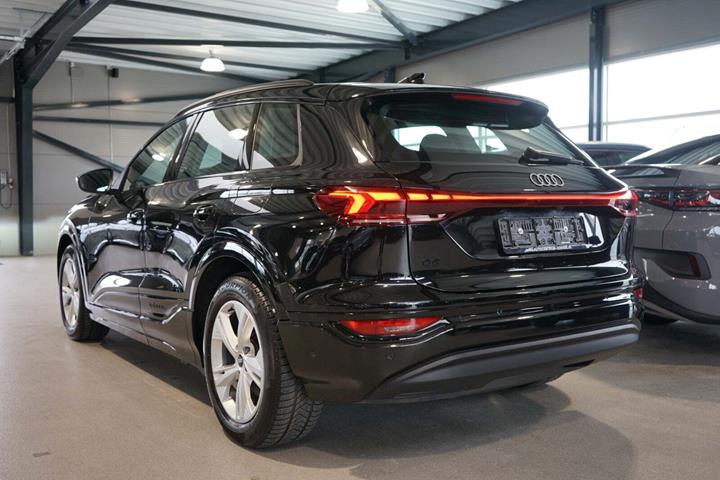 Sort Audi Q6 e-tron fra 2025