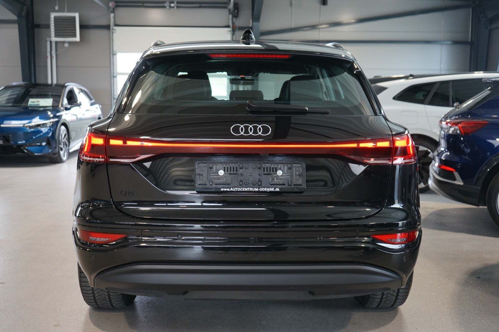 Sort Audi Q6 e-tron fra 2025