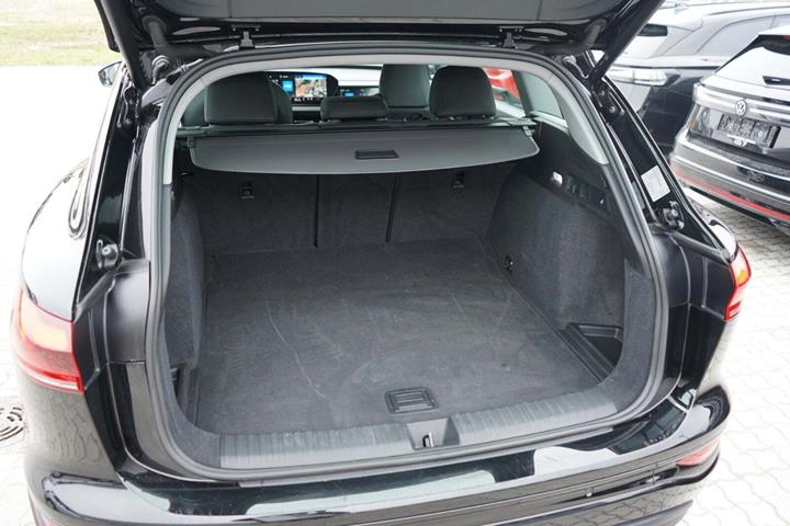 Sort Audi Q6 e-tron fra 2025