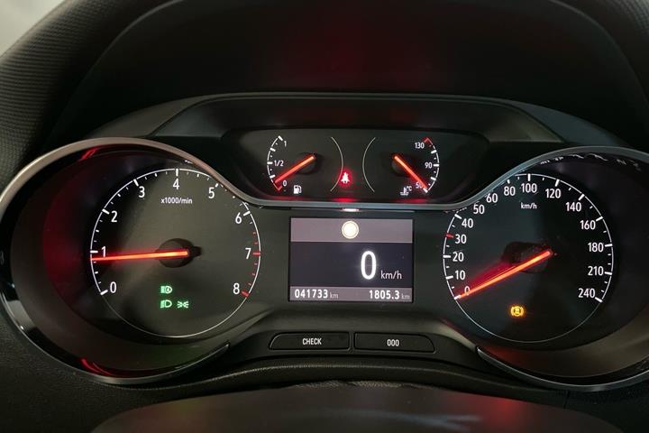Hvid Opel Crossland fra 2023