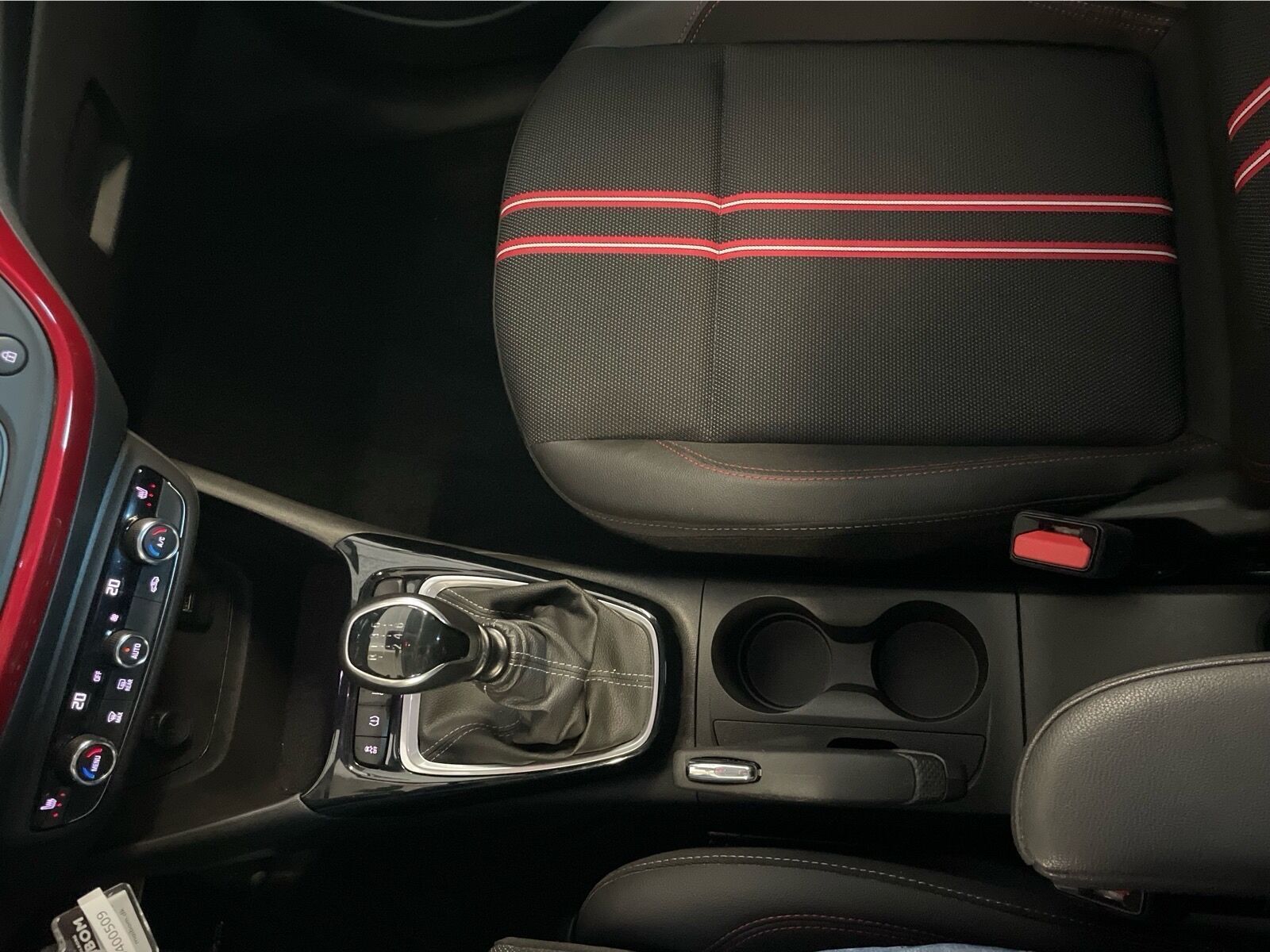 Hvid Opel Crossland fra 2023