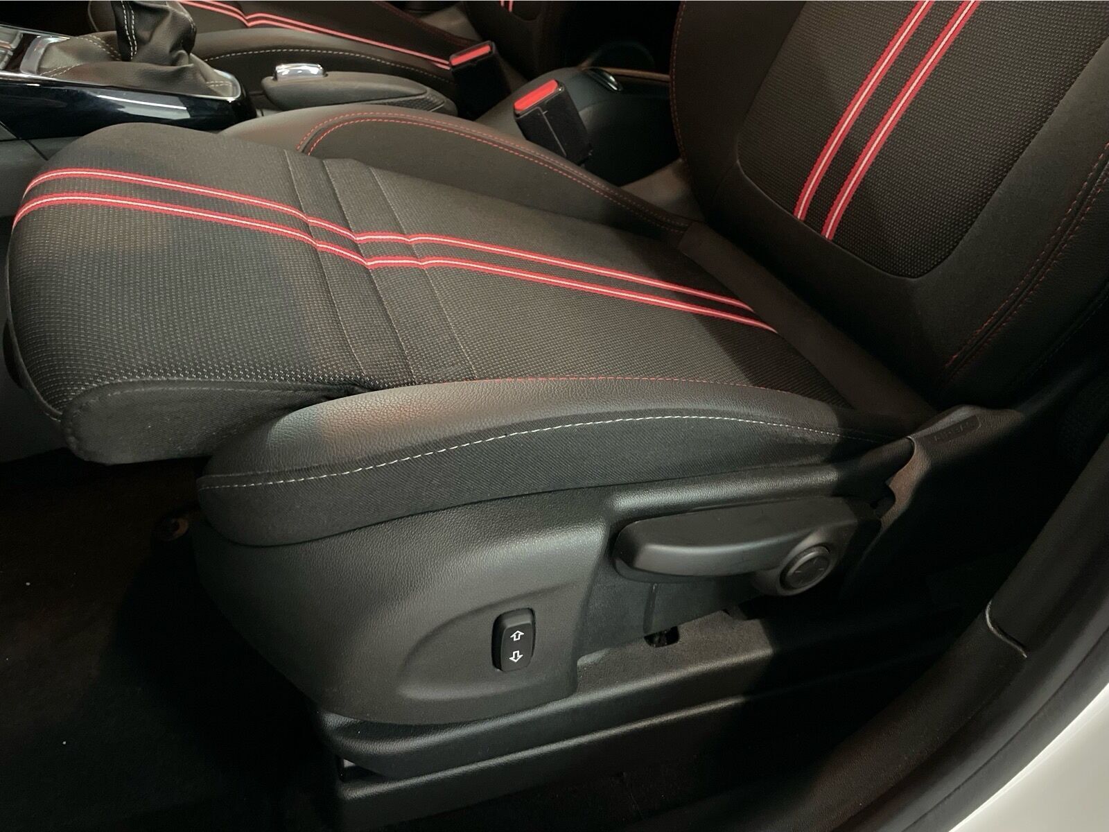 Hvid Opel Crossland fra 2023