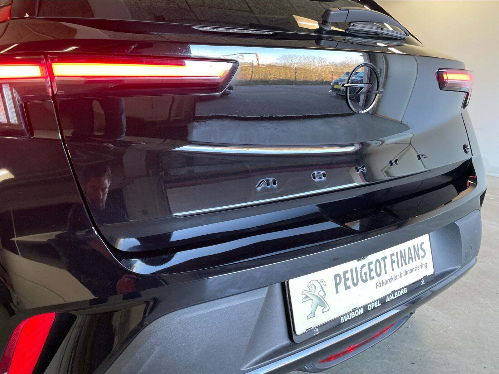 Sort Opel Mokka-e fra 2023