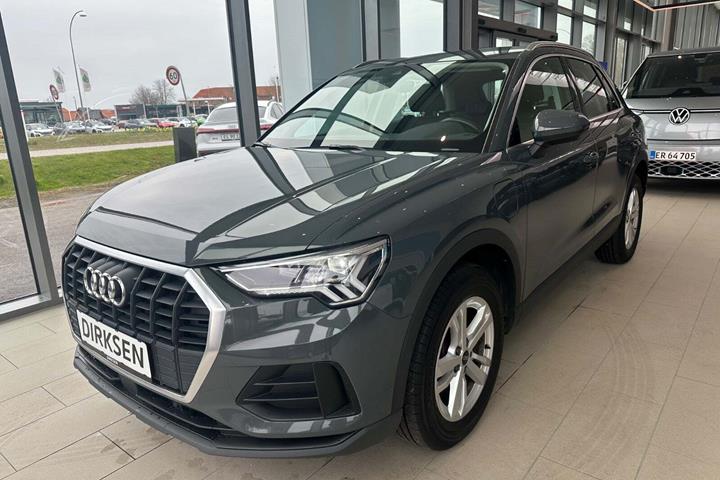 Grå Audi Q3 fra 2021 set udefra