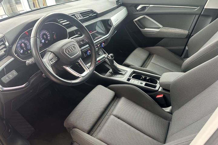 Grå Audi Q3 fra 2021
