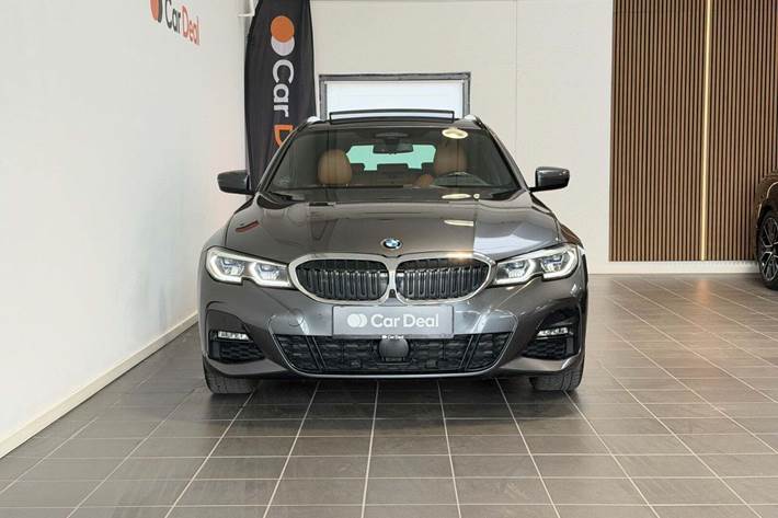 Grå BMW 330e fra 2021