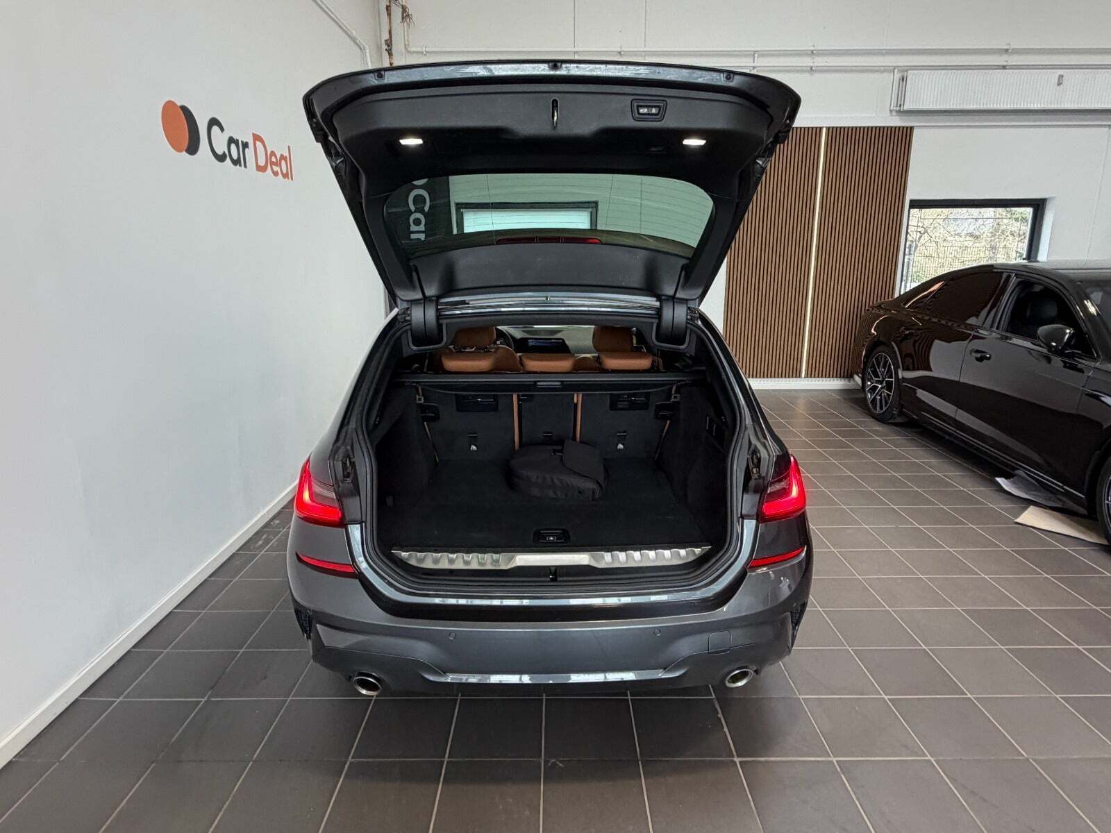 Grå BMW 330e fra 2021