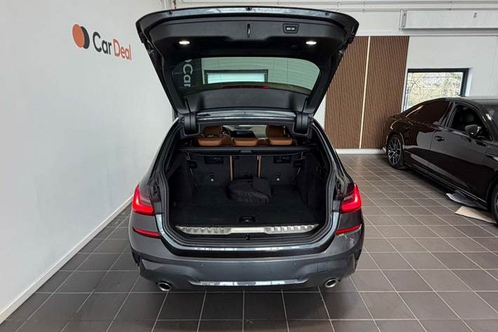 Grå BMW 330e fra 2021