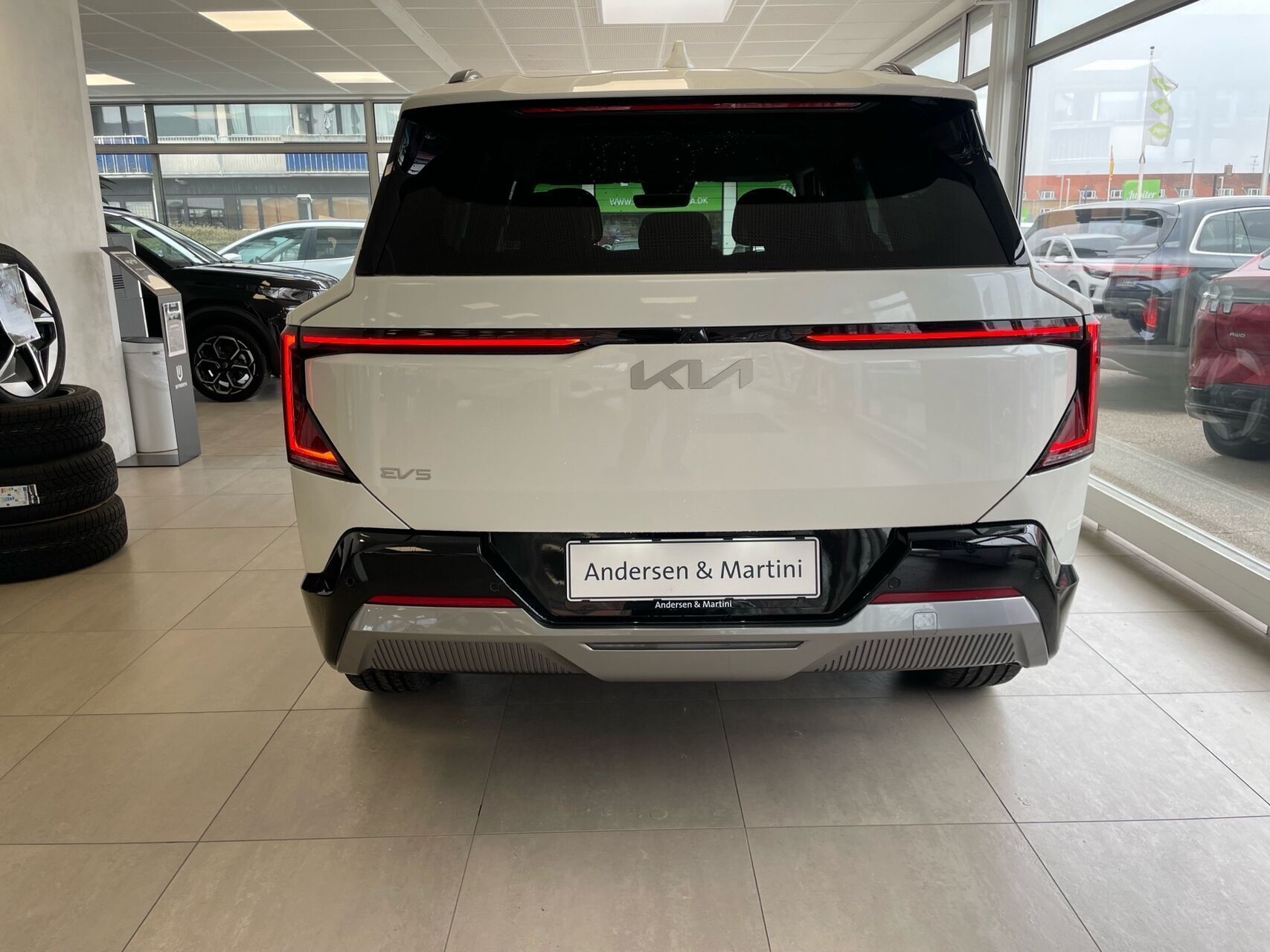 Hvid Kia EV5 fra 2026 set udefra