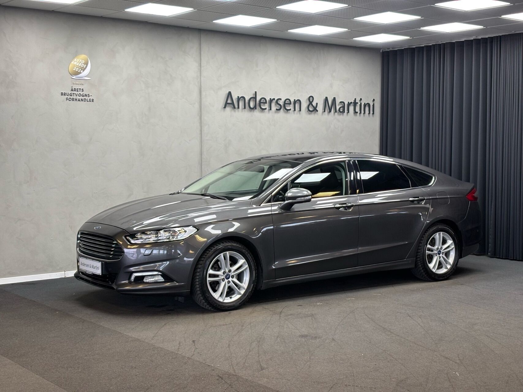 Grå Ford Mondeo fra 2018