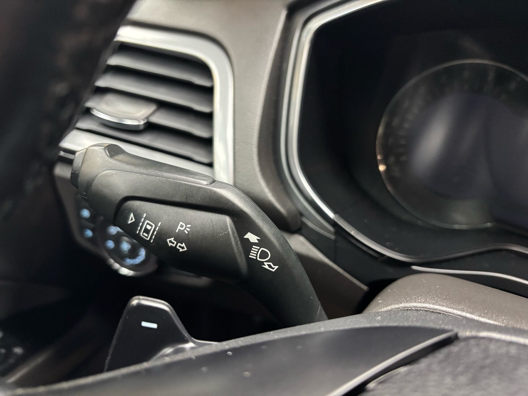 Grå Ford Mondeo fra 2018