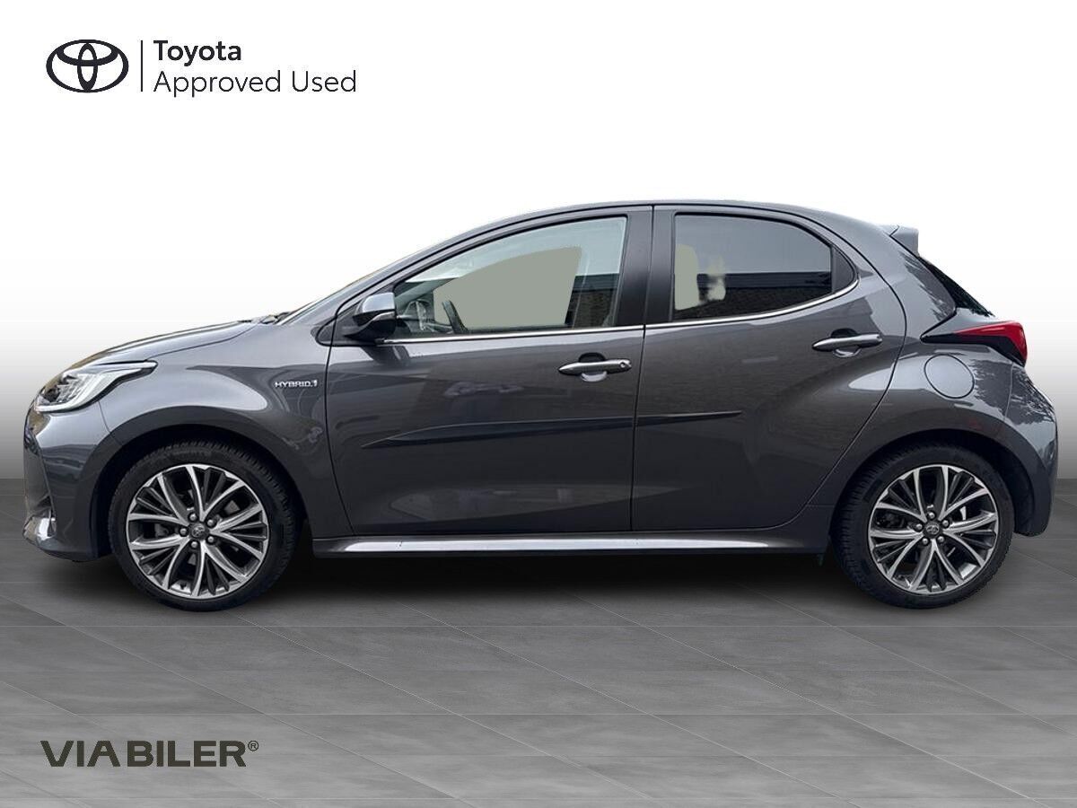 Grå Toyota Yaris fra 2020