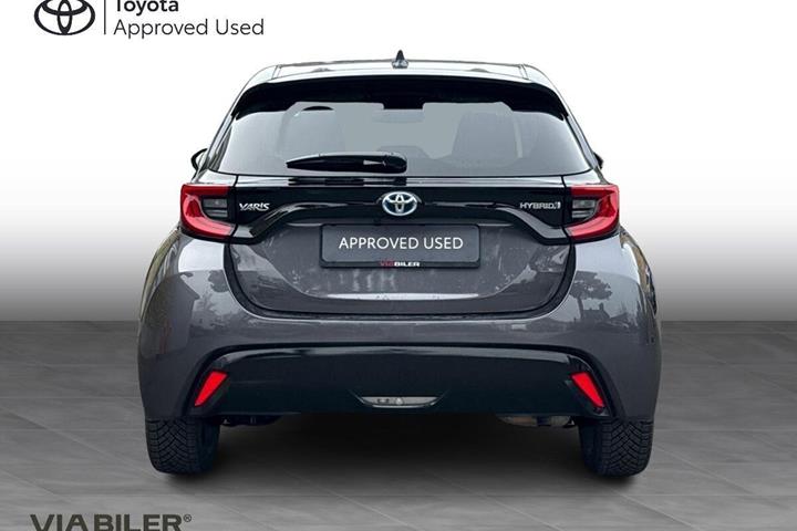 Grå Toyota Yaris fra 2020