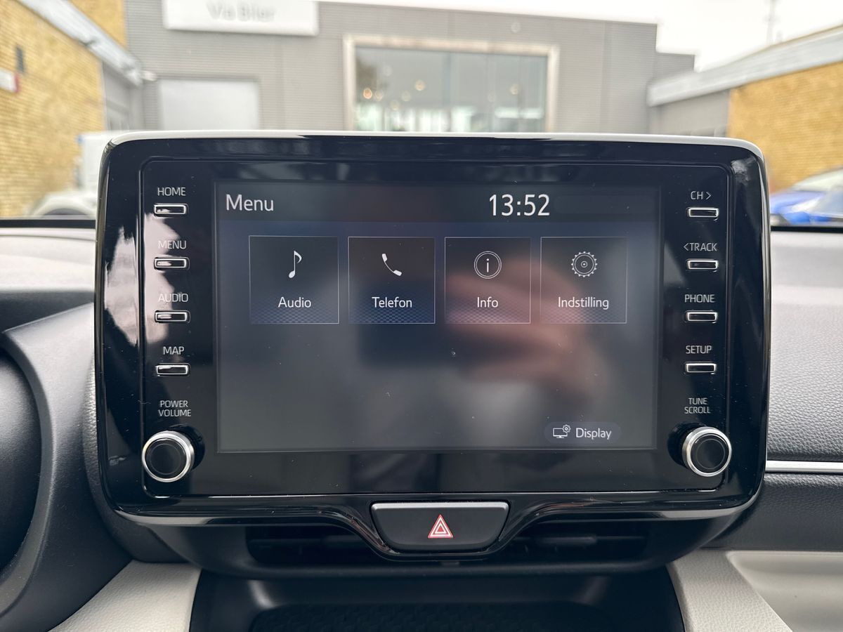 Grå Toyota Yaris fra 2020