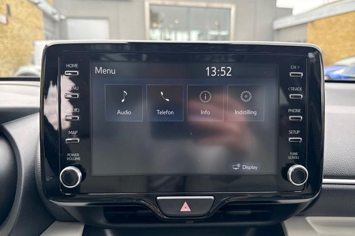 Grå Toyota Yaris fra 2020