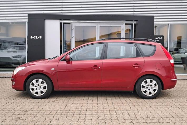 Rød Hyundai i30 fra 2009