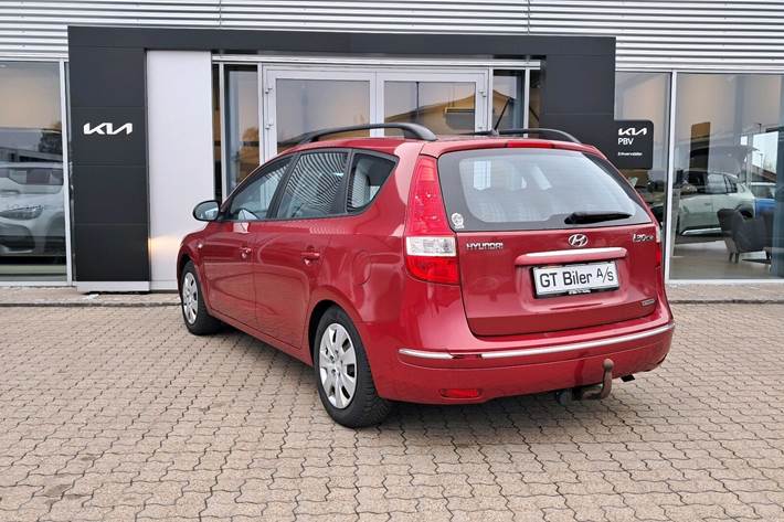 Rød Hyundai i30 fra 2009