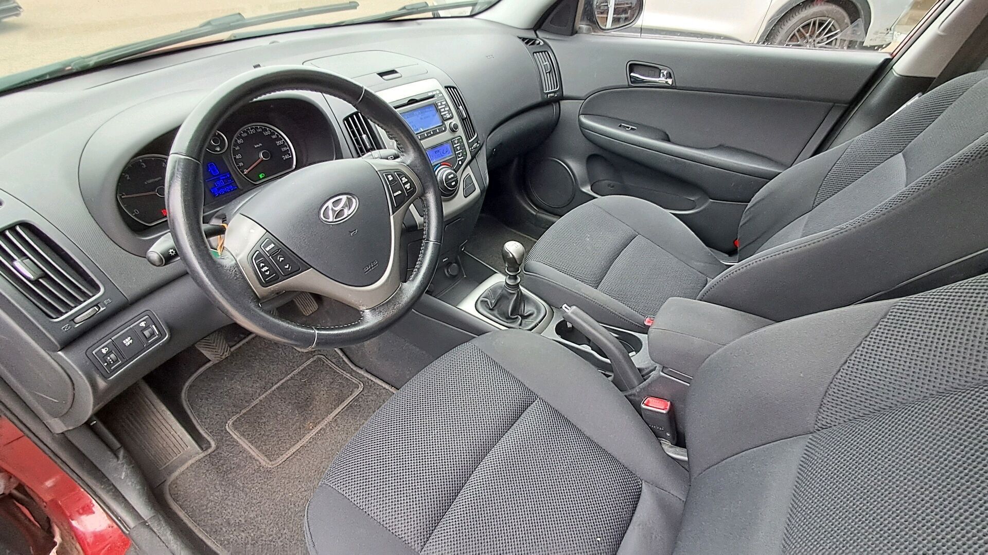 Rød Hyundai i30 fra 2009