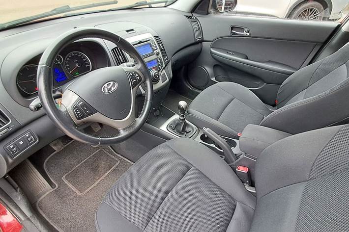 Rød Hyundai i30 fra 2009