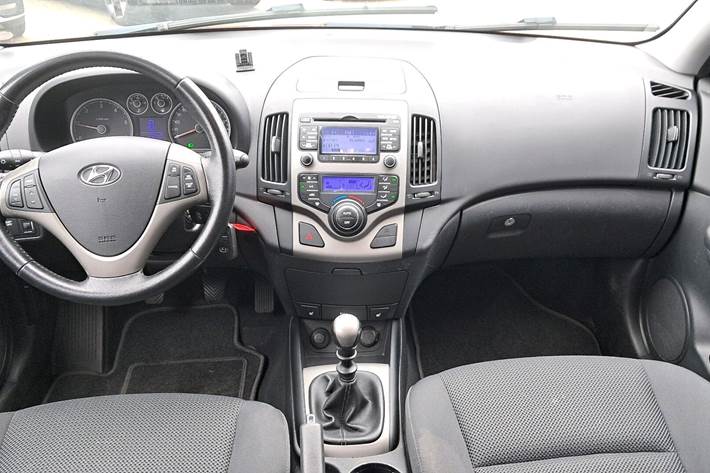 Rød Hyundai i30 fra 2009