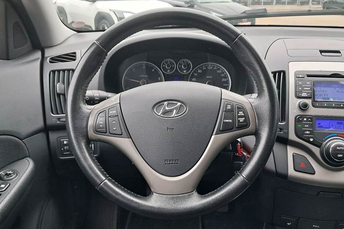 Rød Hyundai i30 fra 2009
