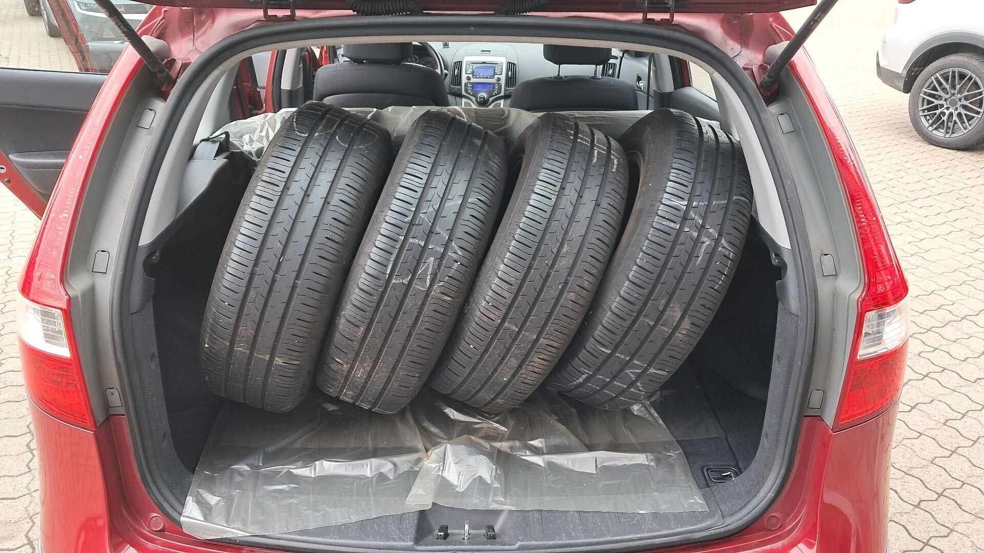 Rød Hyundai i30 fra 2009