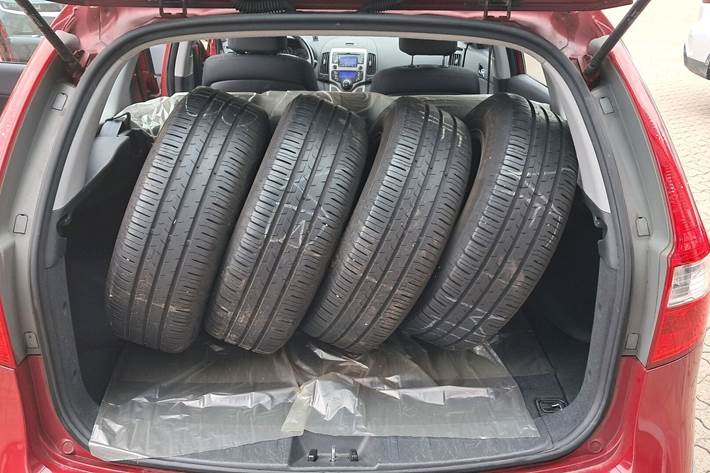 Rød Hyundai i30 fra 2009