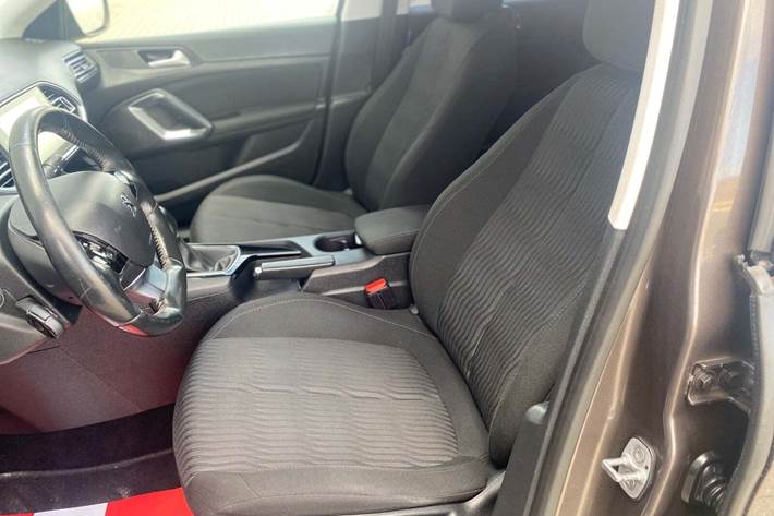 Brun Peugeot 308 fra 2015