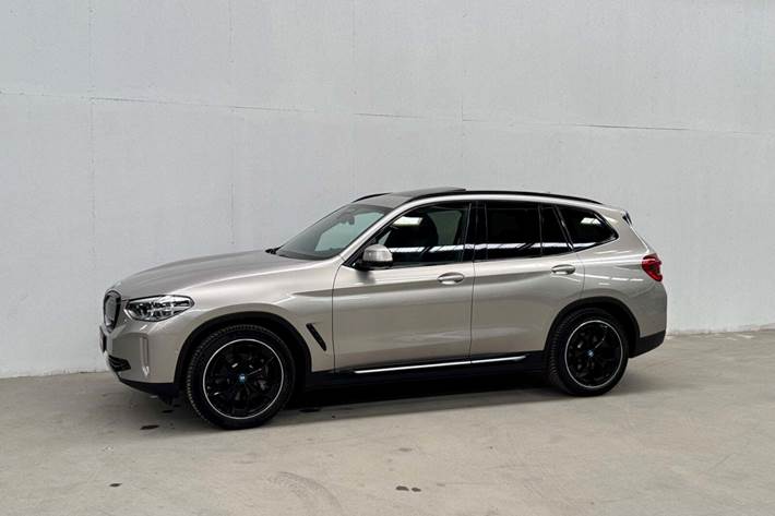 Orange BMW iX3 fra 2021