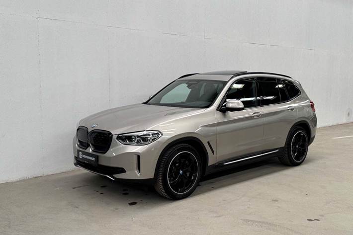 Orange BMW iX3 fra 2021