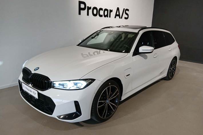 Hvid BMW 330e fra 2023