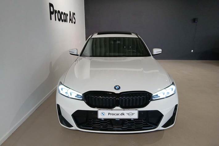 Hvid BMW 330e fra 2023