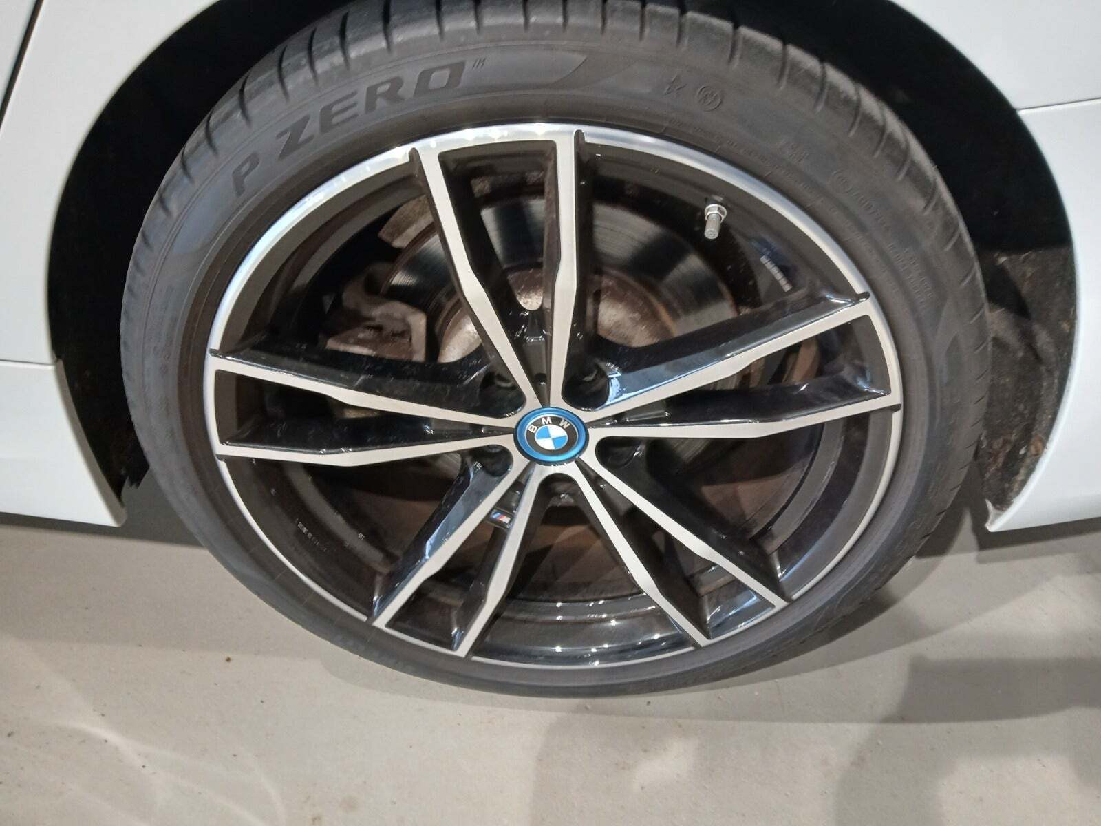 Hvid BMW 330e fra 2023