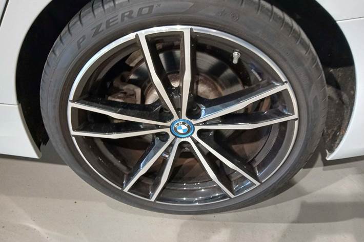 Hvid BMW 330e fra 2023