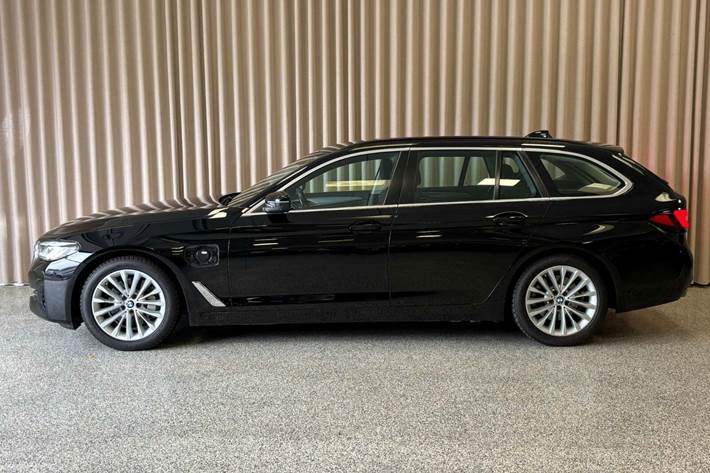 Sort BMW 530e fra 2021