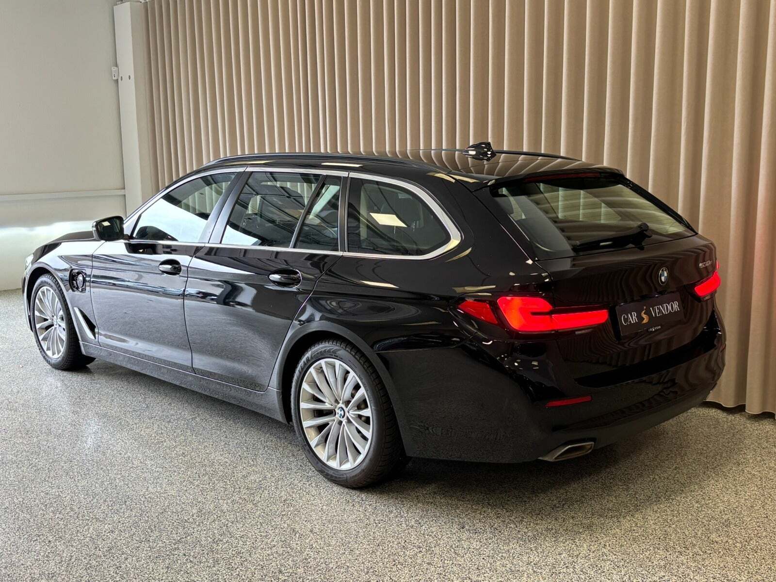 Sort BMW 530e fra 2021