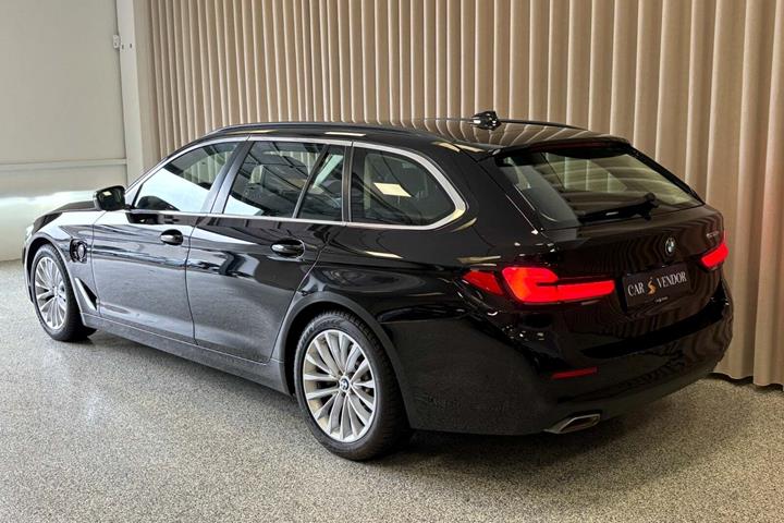 Sort BMW 530e fra 2021