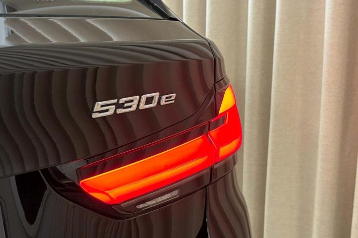 Sort BMW 530e fra 2021